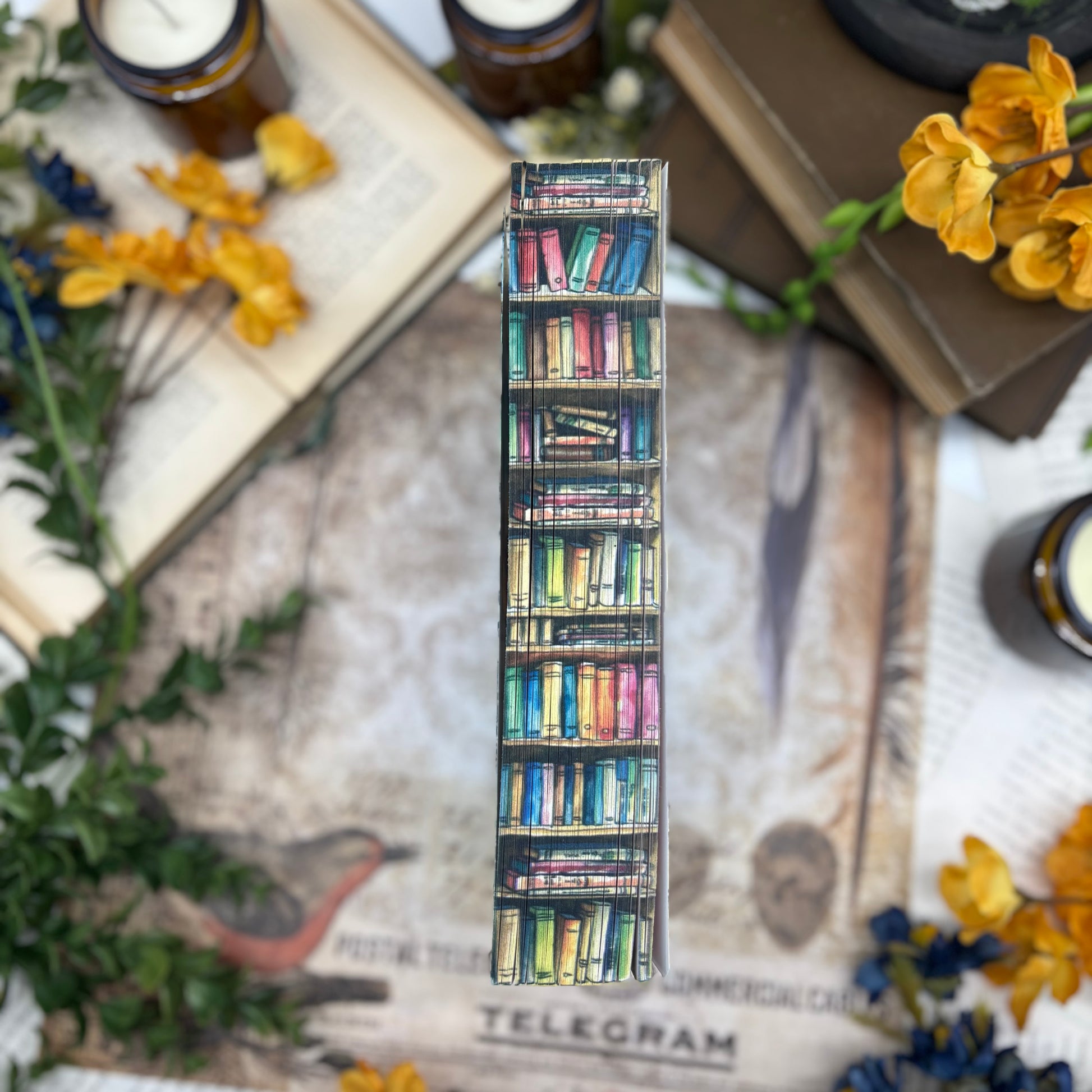 Special edition Book Lovers with sprayed edges by Bibliapolis Books middle
